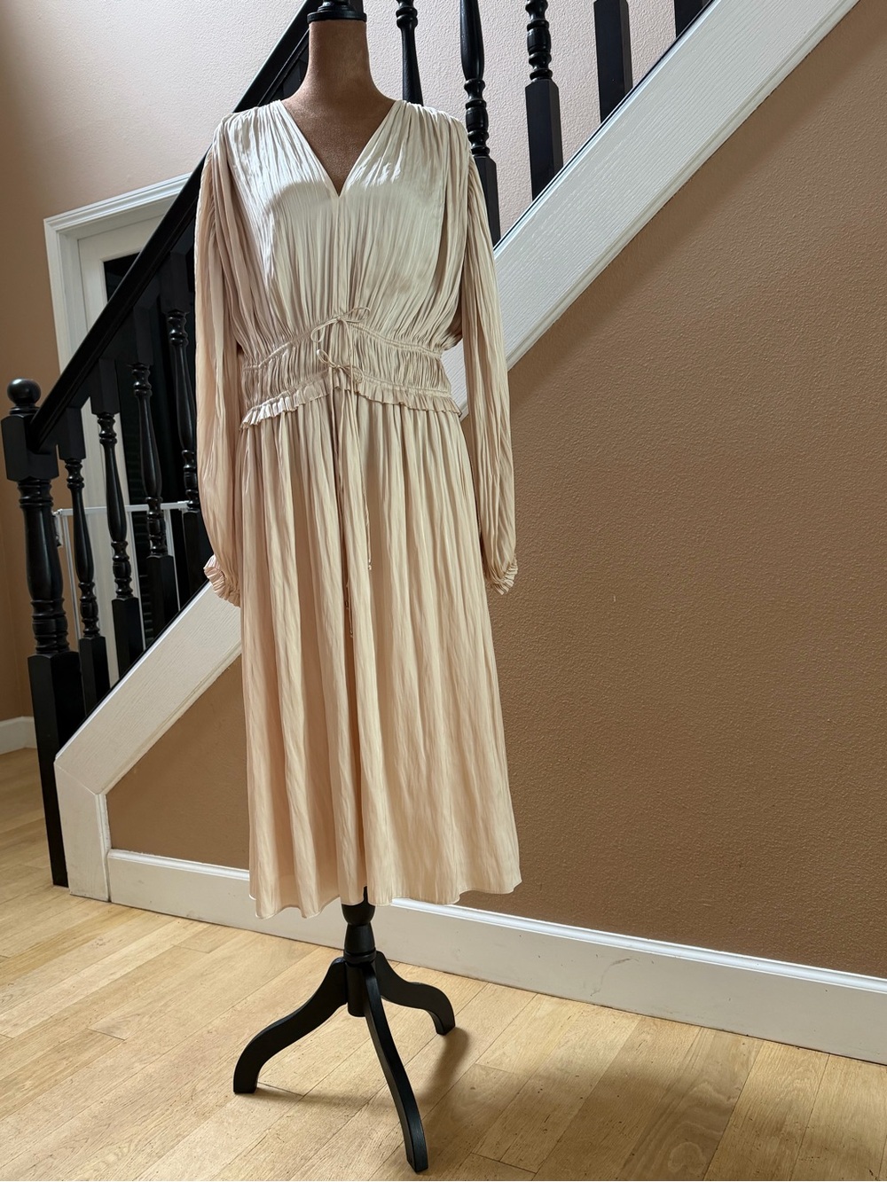 Elie Tahari Cream Pleated V-Neck Midi Dress